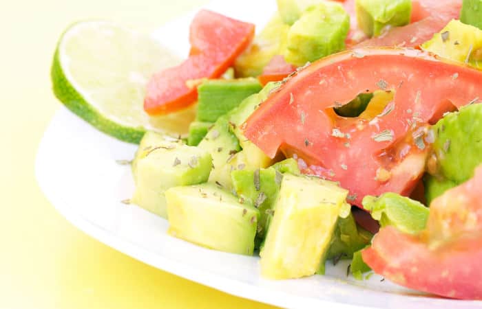 Avocado-Salat mit Rispentomate