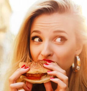 Burger essen: emotionaler Hunger