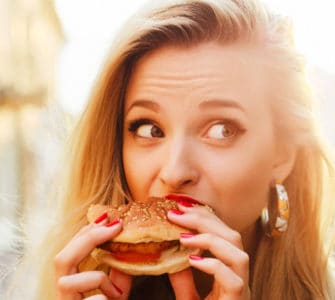 Burger essen: emotionaler Hunger