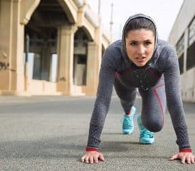 Fokussierte Athletin macht die Kraft Ausdauer Übung Mountain Climber