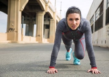 Fokussierte Athletin macht die Kraft Ausdauer Übung Mountain Climber