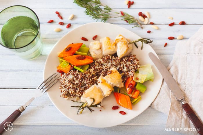 Chicken-Sate mit Mandel-Quinoa, Gojibeeren und Karottengemüse