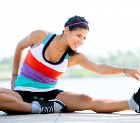 Diese Frau dehnt sich nach dem Sport, um Dysbalancen vorzubeugen.