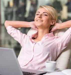 Frau am Laptop gönnt sich einen Moment der Entspannung