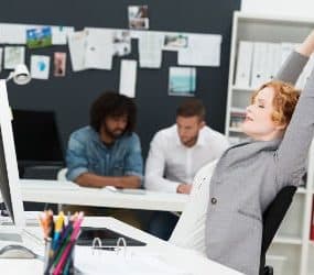 Frau entspannt sich im Büro