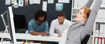 Frau entspannt sich im Büro