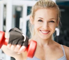 functional training: Frau mit Hantel