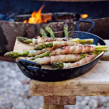 Grüner Spargel im Speckmantel in gusseiserner Pfanne