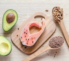 Avocado, Lachs und Samen: gesunde Lebensmittel mit einer hohen Kaloriendichte.