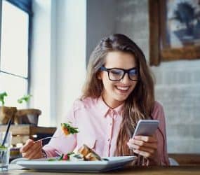 Frau mit gesunden Routinen beim Essen