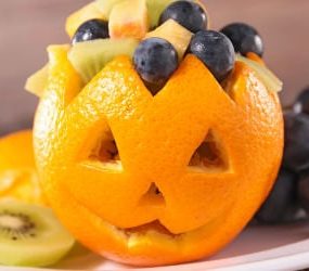 halloween obstsalat mit Orange als Totenkopf