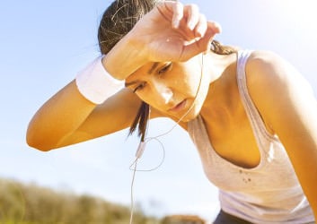 Frau beim Joggen ist müde und schlapp