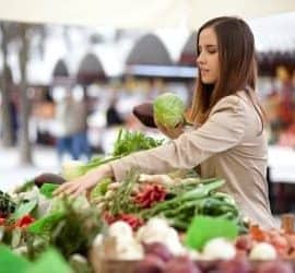 Frau auf dem Gemüsemarkt