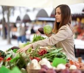 Frau auf dem Gemüsemarkt