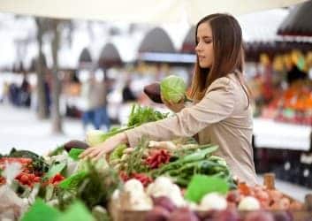 Frau auf dem Gemüsemarkt