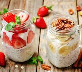 Zwei Gläser mit Overnight Oats