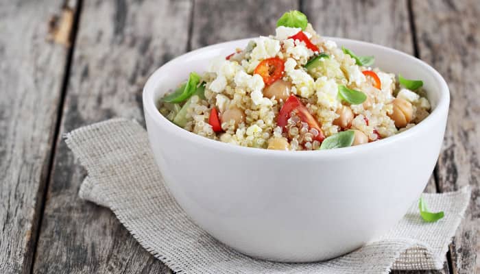 Quinoa-Salat mit Tomaten in weißer Keramikschüssel