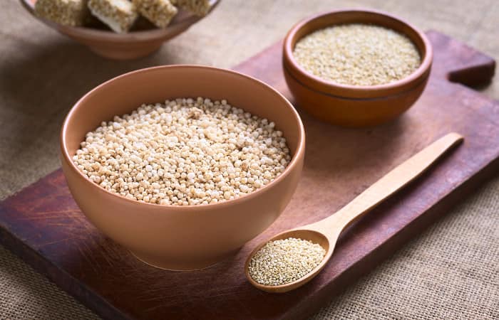 Zwei Holzschüsseln gefüllt mit Quinoa