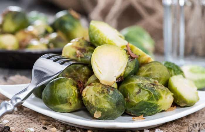 Gekochter Rosenkohl auf weißem Teller