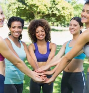 Verschiedene Frauen zusammen bei Training machen Übungen für jeden Figurtyp