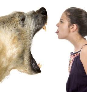 Junge Frau steht mutig brüllendem Eisbär gegenüber!