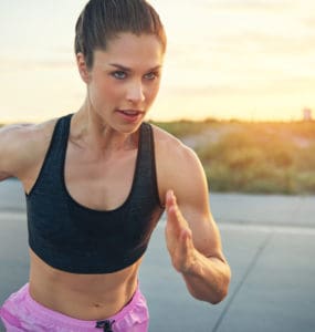 Junge Frau hochkonzentriert beim Training