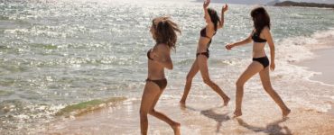 3 Frauen im Bikini am Meer