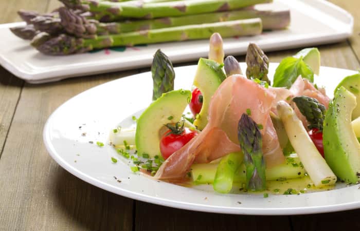 Spargelsalat mit Avocado und Schinken