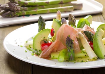 Spargelsalat mit Avocado und Schinken