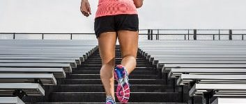 Sportlerin macht Tabata Training auf einer Treppe.