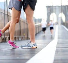 Päärchen beim Training im auf einer Brücke