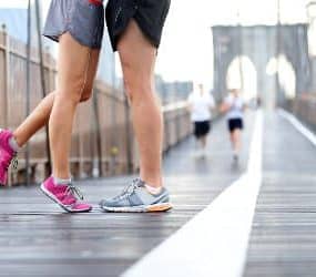 Päärchen beim Training im auf einer Brücke