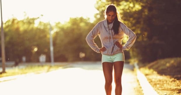 Sportlerin macht Pause beim Training