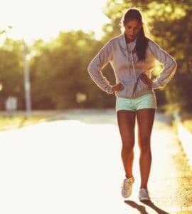 Sportlerin macht Pause beim Training