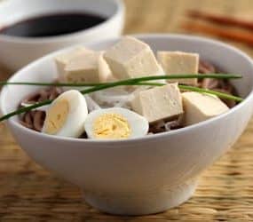 Eier und Tofu sind zwei hochwertige vegetarische Eiweißquellen